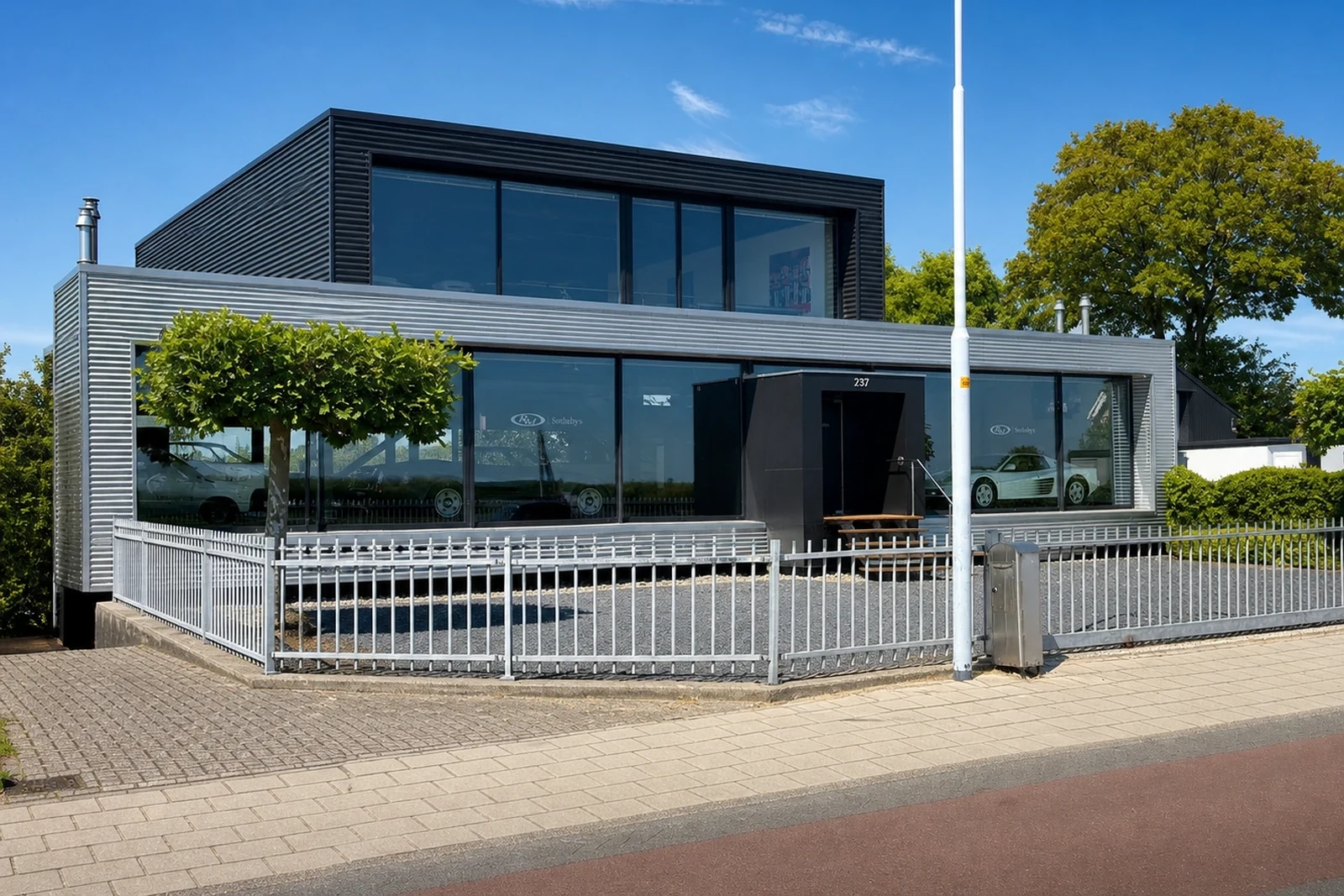Autobedrijf met showroom en aangebouwde werkplaats