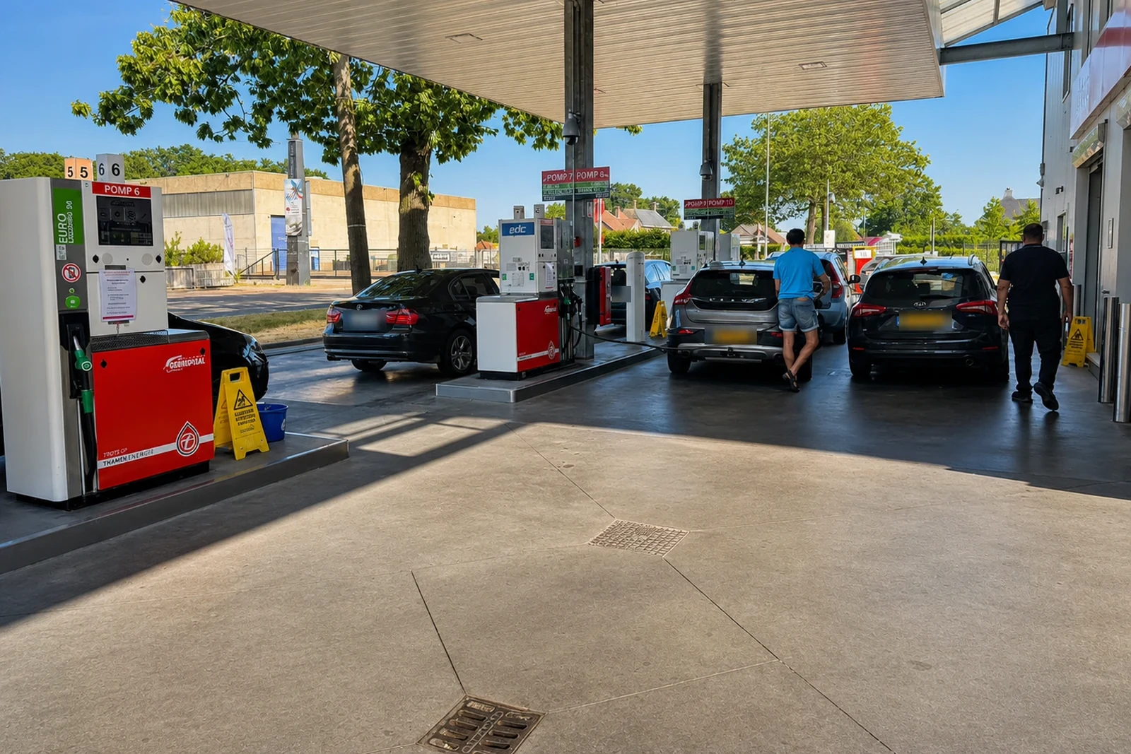 Overkapt tankstation met afleverzuilen